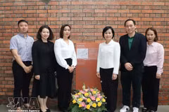 越南驻香港总领事黎德幸同越南驻香港各机构代表在大馆敬献鲜花缅怀胡志明主席。