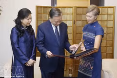 在樟宜国际机场送行时，新加坡数码发展及新闻部部长杨莉明向越共中央总书记、国家主席苏林和夫人赠送了一本记录总书记、国家主席和夫人在新加坡活动的照片集。