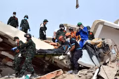 当地时间7月4日，当地救援力量协调行动，将遇难者遗体从倒塌的建筑物中移出。（黄武 摄）