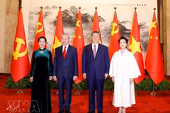 越共中央总书记、国家主席苏林及夫人与中共中央总书记、国家主席习近平及夫人合影。（图片来源：越通社）