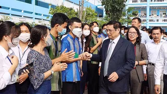 越南政府总理范明正走访黄冈少数民族寄宿高中学校（组图） ảnh 1