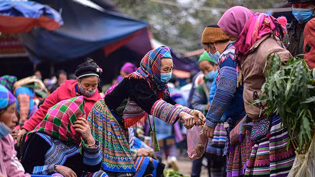 母亲背着孩子赶集的特色景象（组图） ảnh 11