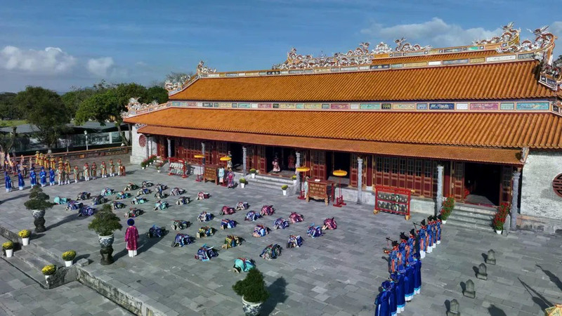 再现阮朝皇宫大年初一上朝仪式。