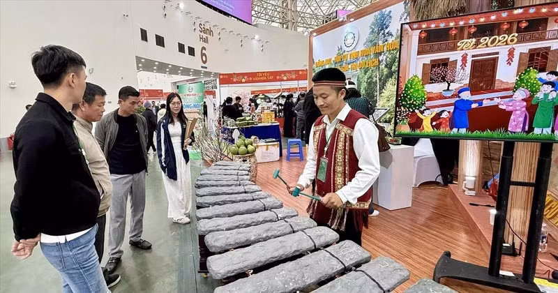 参观者在同奈省旅游展位欣赏石琴演奏。