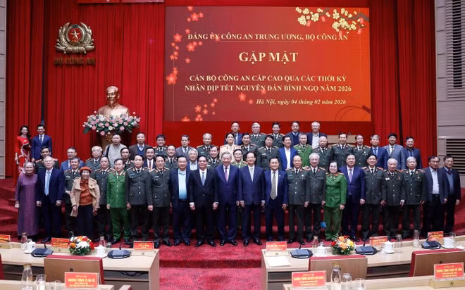 越共中央总书记苏林会见历任高级公安干部。