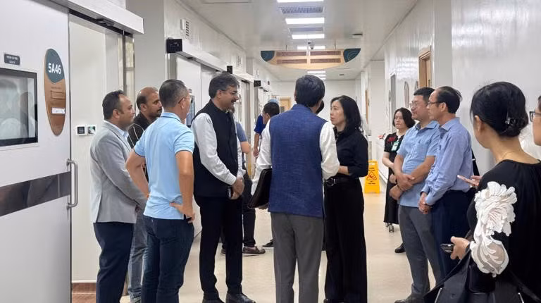 胡志明市外务局同有关部门配合，将遇难者遗体运送回国。