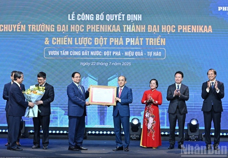 越南政府总理范明正授予有关将“菲尼卡（Phenikaa）大学学院”升格为“菲尼卡大学”的决定书。