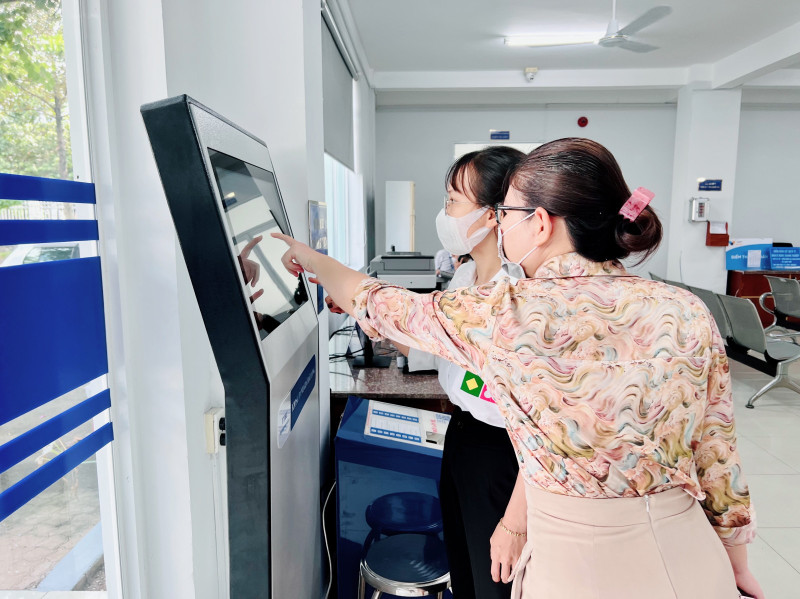 民众在线办理行政手续。