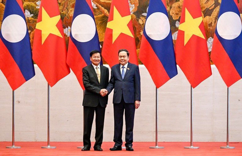 越南国会主席陈青敏会见老挝人民革命党中央总书记、老挝国家主席通伦·西苏里。