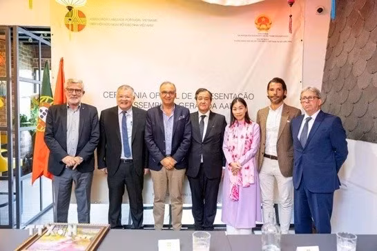 越南驻葡萄牙大使馆临时代办阮孟胜与葡萄牙－越南友好协会领导合影。（图片来源：越通社）