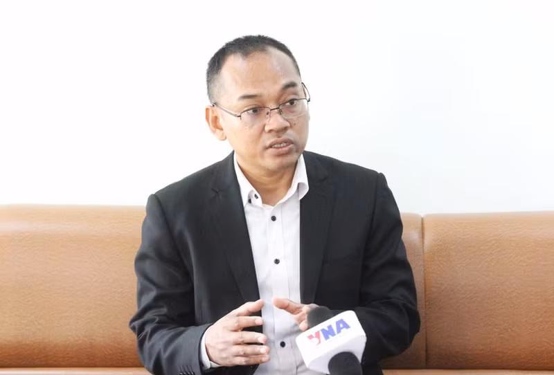 柬埔寨皇家学院政策分析师希恩森接受媒体采访。（图片来源：越通社）