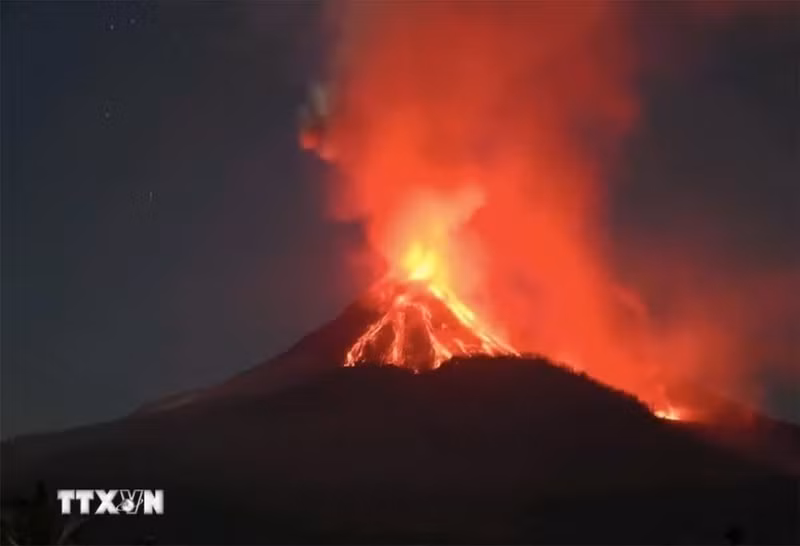 印度尼西亚：火山喷发致机场临时关闭。（图片来源：新华社/越通社）