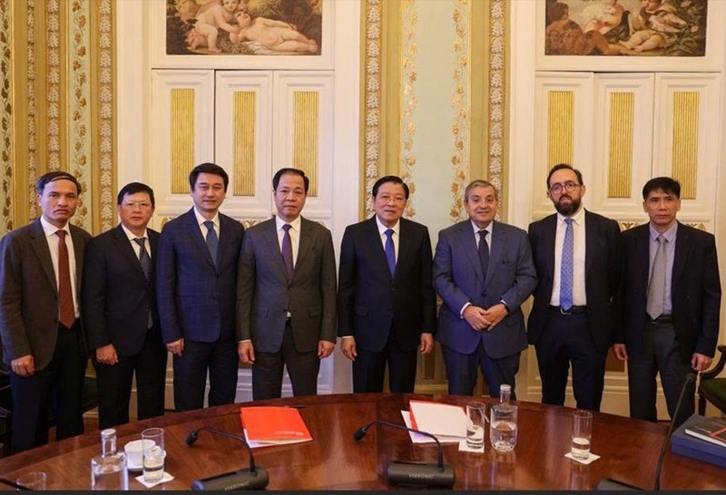 越南共产党代表团与葡萄牙检察院举行工作会谈。