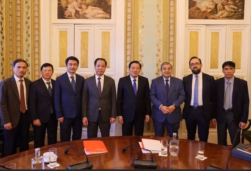 越南共产党代表团与葡萄牙检察院举行工作会谈。