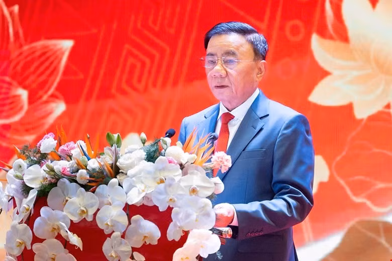 越共中央政治局委员、中央书记处常务书记陈锦秀在河内出席全国人民议会会议并发表讲话。