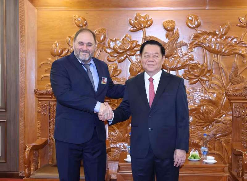 阮重义部长与乌拉圭共产党代表合影。