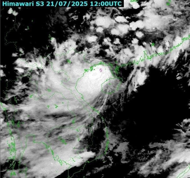 7月22日凌晨4点，自然灾害监测系统拍摄的第三号台风中心位置。（图片来源：越通社）