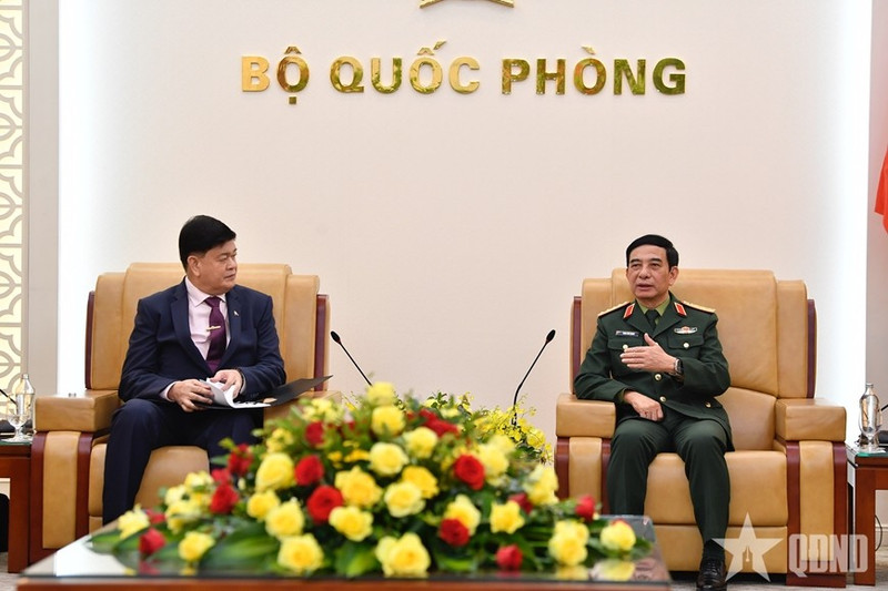 越南国防部长潘文江大将会见菲律宾国防部副部长伊里内奥·埃斯皮诺。（图片来源：人民军队报）