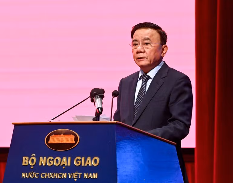 越共中央政治局委员、中央书记处常务书记陈锦秀出席会议并发表指导讲话。