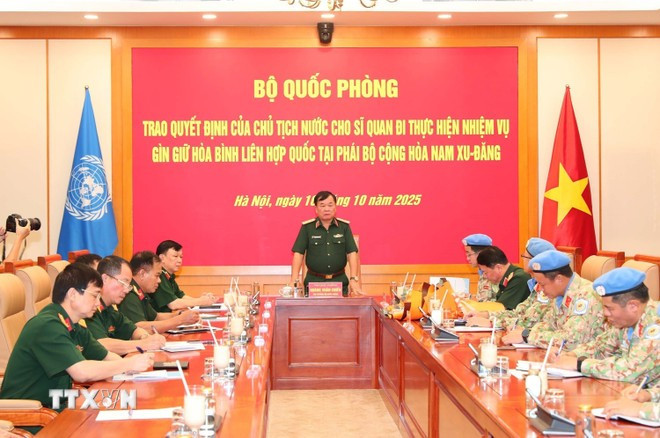 向赴南苏丹执行维和任务的官兵颁发国家主席任命决定。（图片来源：越通社）