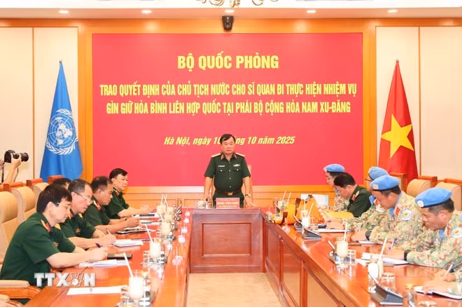 向赴南苏丹执行维和任务的官兵颁发国家主席任命决定。（图片来源：越通社）