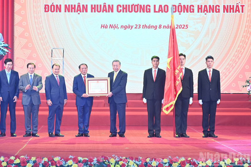 越共中央总书记苏林向文化部门颁授一级劳动勋章。