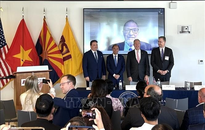 越南驻美国大使阮国勇与各位美国前驻越南大使。（图片来源：越通社）