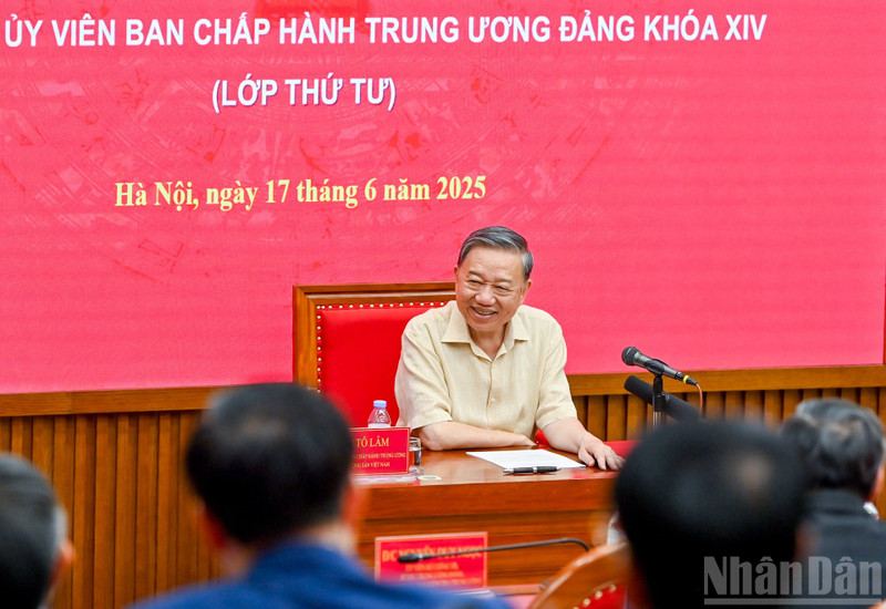 苏林总书记同越共十四届中央委员后备干部培训班学员交流谈话。