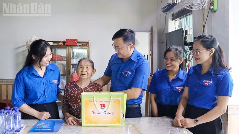 岘港青年纪念荣军烈士日。
