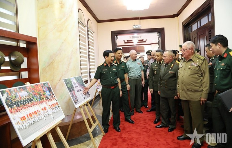 潘文江大将向各国代表介绍有关庆祝越南国庆80周年的图片展。
