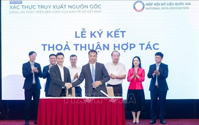 ECO制药股份公司与PILA集团股份公司签署合作协议，支持企业应用身份认证与产品溯源技术。（图片来源：越通社）