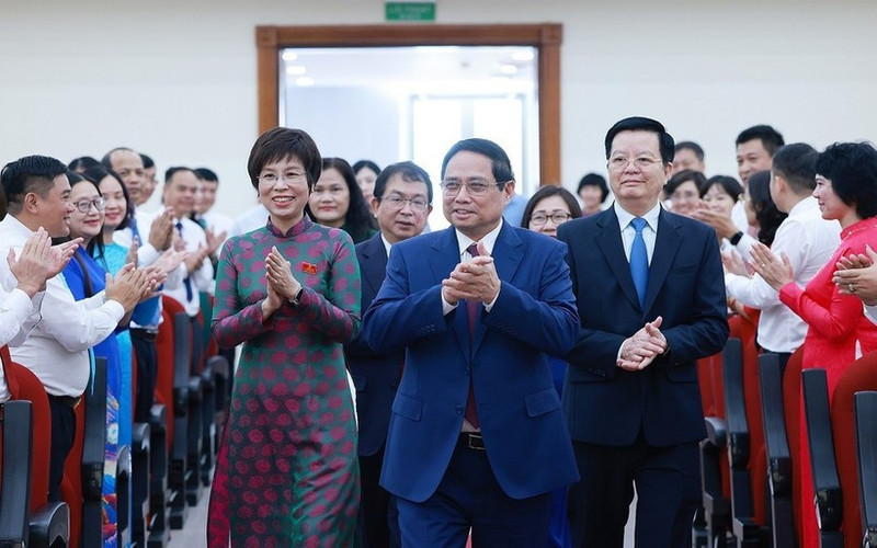 越南政府总理范明正和政府副总理梅文正一同出席越共越通社机关第二十七次代表大会。（图片来源：越通社）