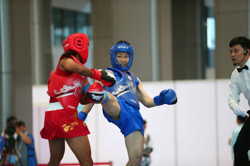 阮氏秋水（蓝衣）击败缅甸对手，夺得女子60公斤级散打金牌，为越南赢得当日首枚金牌。