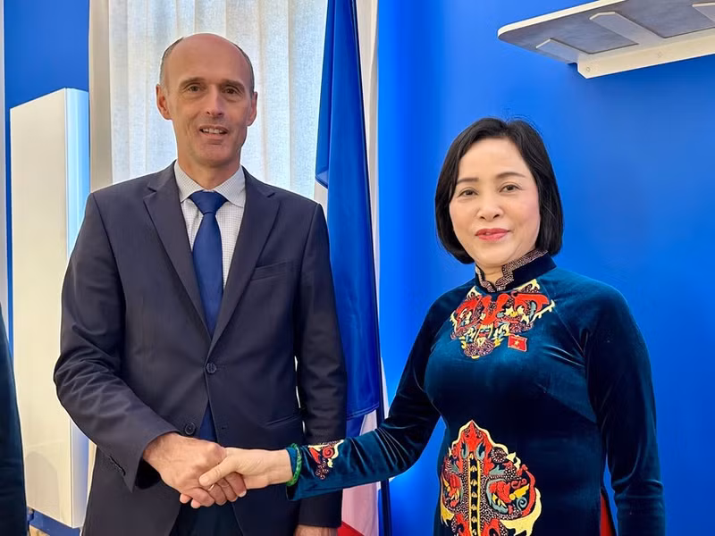 国会副主席阮氏清与普罗万市市长奥利维耶·拉文卡。（图片来源：越通社）