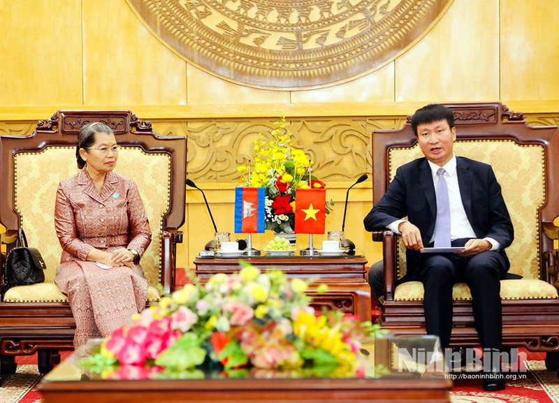 宁平省委书记陈辉俊（右）与柬埔寨祖国发展团结阵线国家委员会主席梅森安。（图片来源：越通社）