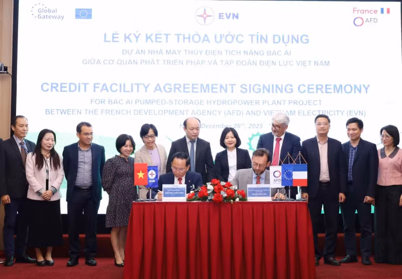 AFD和EVN代表在与会代表的见证下签署协议。