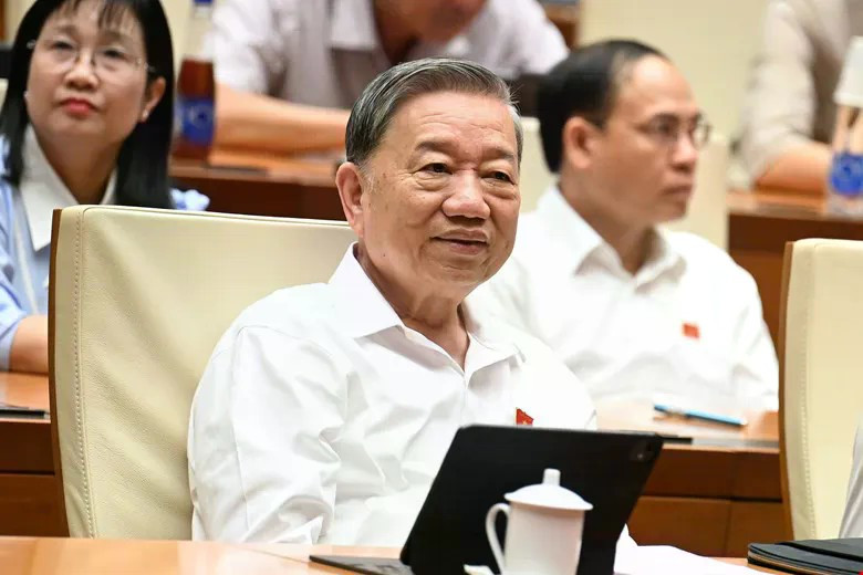 6月12日上午，苏林总书记出席第十五届国会第九次会议。