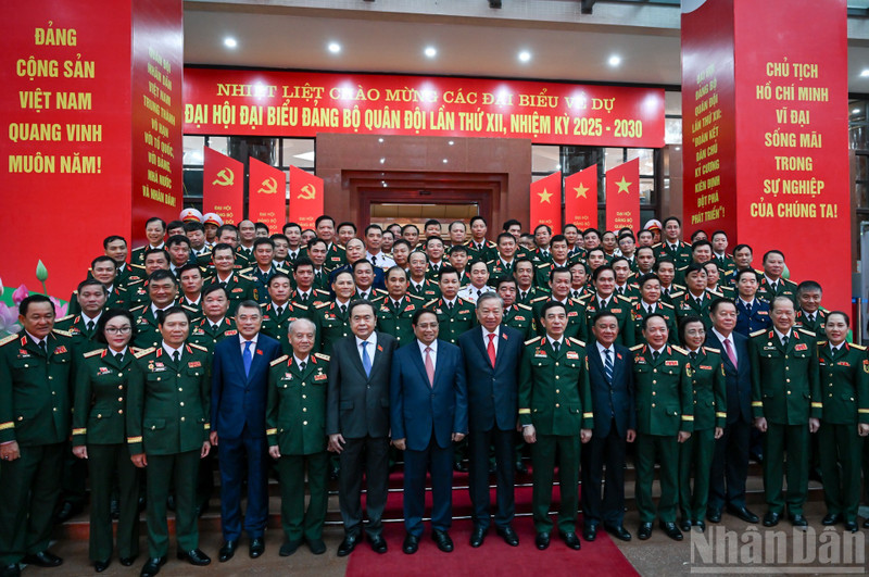 苏林总书记等党和国家领导人出席越共人民军第十二次代表大会。（维灵 摄）