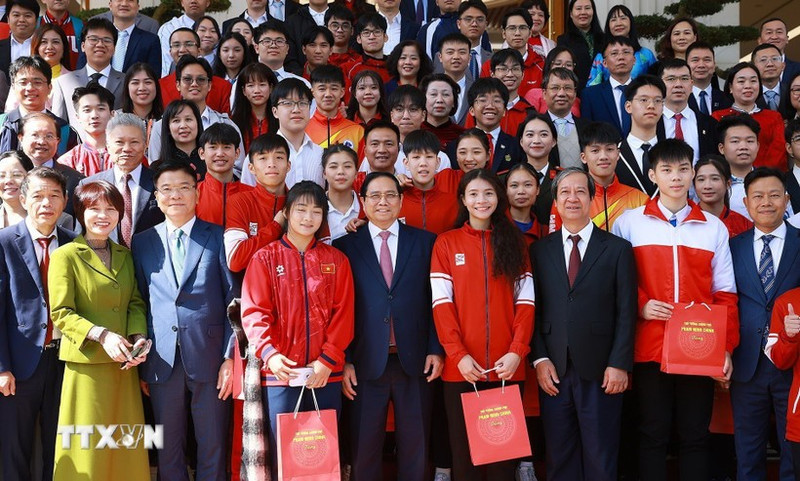 政府总理范明正会见国际竞赛获奖学生。（图片来源：越通社）