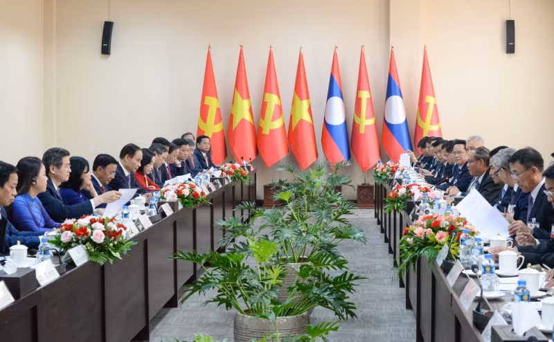 越共中央政治局委员、中央书记处常务书记陈锦秀同老挝人民革命党中央政治局委员、中央书记处常务书记维莱·拉坎蓬举行会谈。