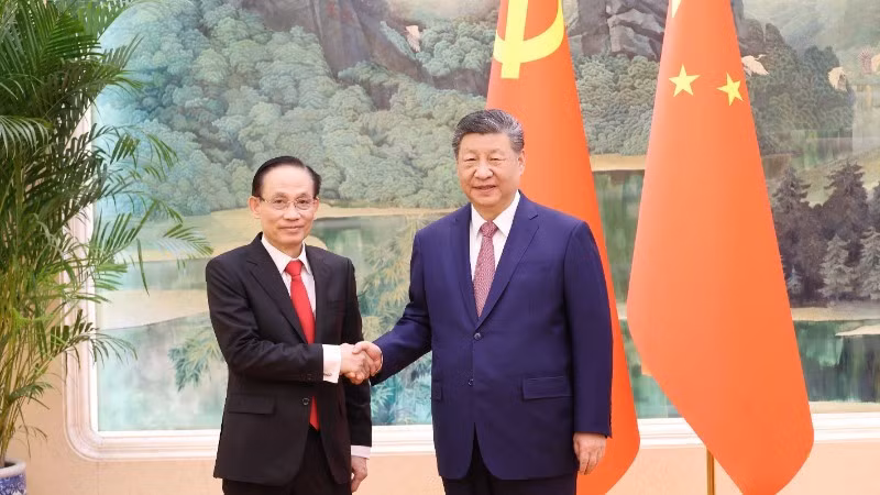 中共中央总书记、中华人民共和国主席习近平会见越共中央政治局委员、外交部党委书记、越南外交部长、越共中央总书记苏林特使黎怀忠。