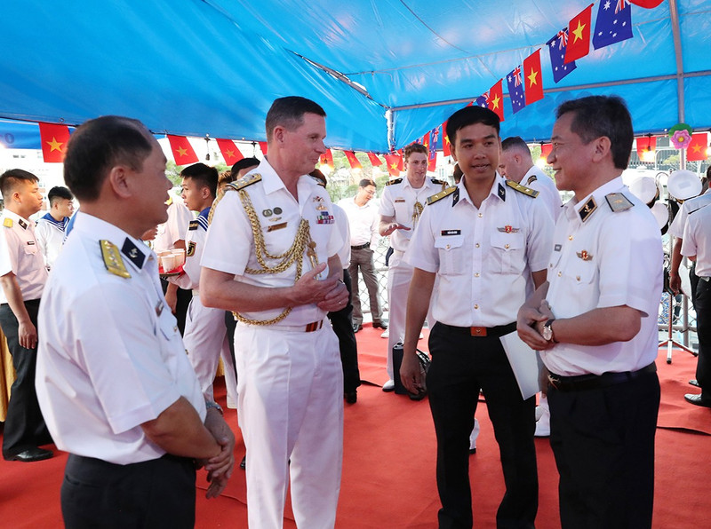 越南人民海军副司令阮庭雄少将与澳大利亚皇家海军舰队代表交流谈话。