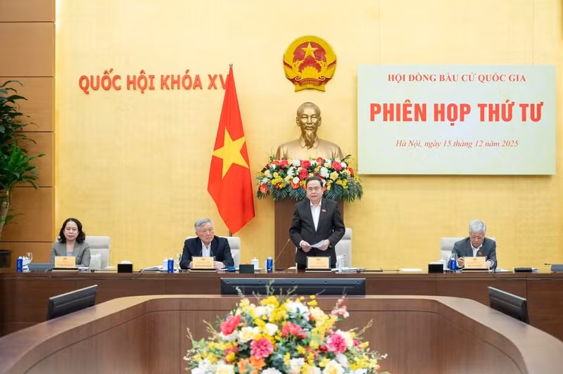 越共中央政治局委员、国会主席、国家选举委员会主席陈青敏主持会议。