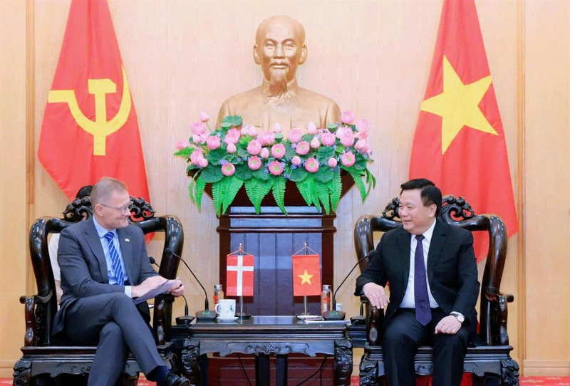 胡志明国家政治学院院长阮春胜会见丹麦驻越南大使。