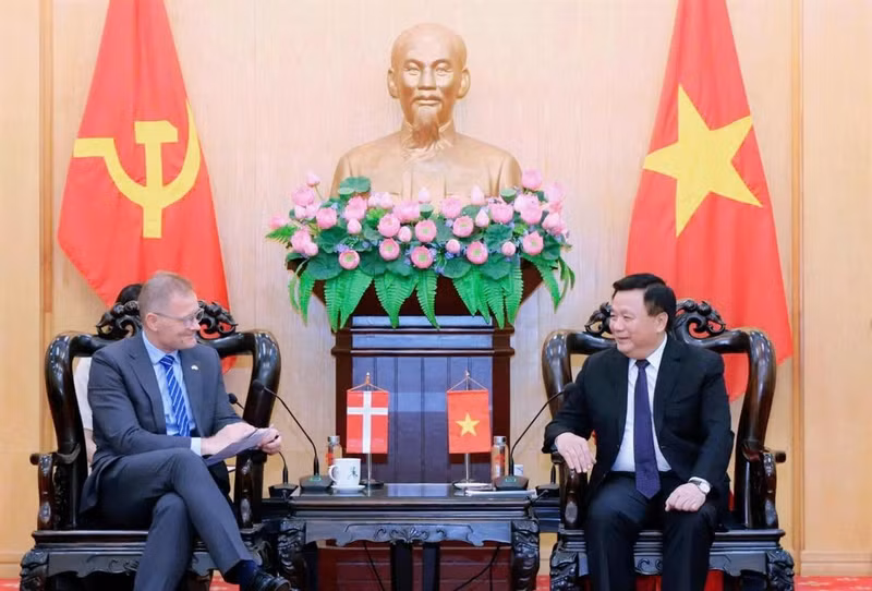 胡志明国家政治学院院长阮春胜会见丹麦驻越南大使。