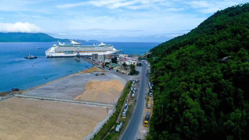 云角（Chân Mây）港工程充分发挥天然深水港的优势。