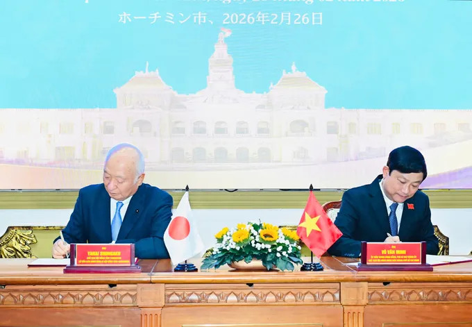 胡志明市人民议会主席武文明与山口县议会议长柳居俊学签署了胡志明市人民议会与山口县议会友好交流合作备忘录。