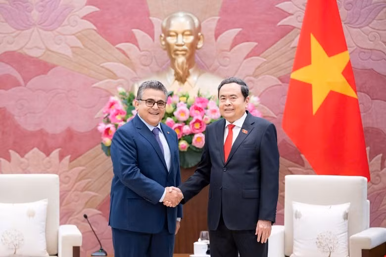 越南国会主席陈青敏与巴勒斯坦驻越南大使萨阿迪·萨拉马合影。