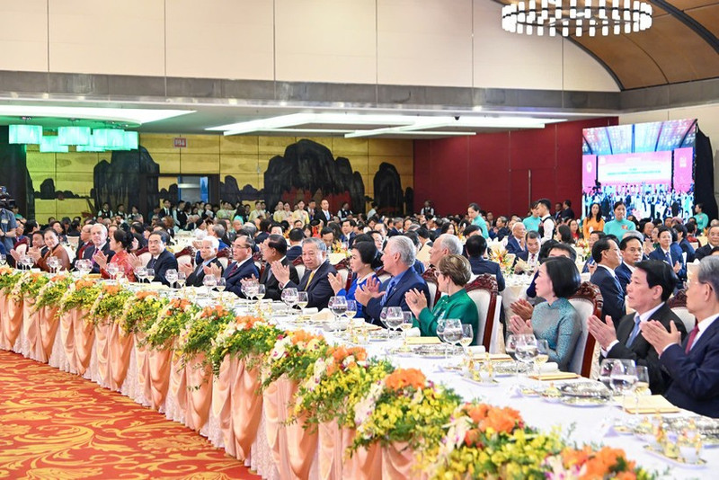 9月1日晚，越南党和国家领导人在国家会议中心隆重举行国庆招待会，庆祝越南社会主义共和国成立80周年。（幸源 摄）