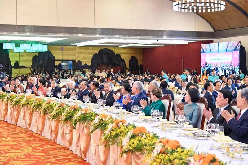 9月1日晚，越南党和国家领导人在国家会议中心隆重举行国庆招待会，庆祝越南社会主义共和国成立80周年。（幸源 摄）